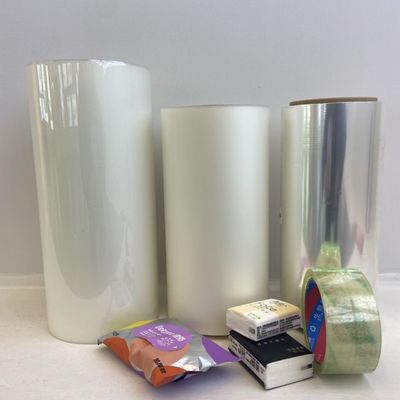 Bon prix 20 25 30 Film polypropylénique BOPP transparent de micron Film d'impression transparent flexible en ligne
